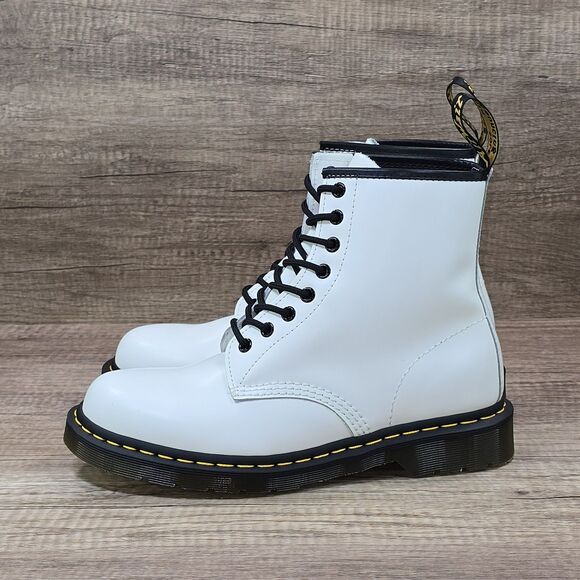 Dr. Martens 11822 Men\'s Sz 8 Women\'s Sz 9 White Smooth Leather Combat Boots NEW